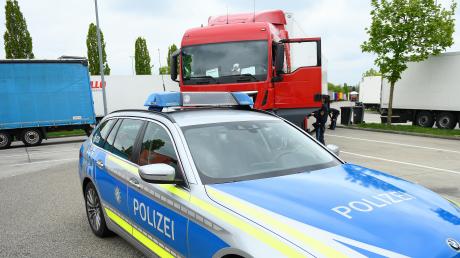 Die Autobahnpolizei Memmingen hat am Mittwoch bei Illertissen den gewerblichen Güterverkehr kontrolliert und Verstöße geahndet.   