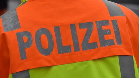Eine Mercedesfahrerin in Roggenburg hat einen Unfall verursacht und ist geflohen.