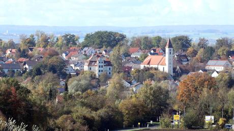 Der Markt Offingen mit der Pfarrkirche St. Georg und dem Pfarrhaus: Beim Heimat-Check im Landkreis Günzburg hat er sehr gut abgeschnitten. Dennoch
gab es auch Kritik.