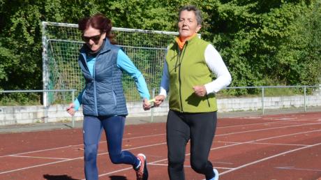 Anne Seifert (links) joggt jede Woche mit der Vorsitzenden des Sportvereins Untermeitingen, Isabella Uhl.