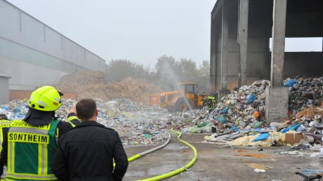 In einem Entsorgungs-Unternehmen in Bächingen ist am Dienstag erneut ein Feuer ausgebrochen. 