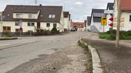 Blick in die Ziertheimer Straße in Wittislingen: Bürger fordern eine Abstufung zur Ortsstraße, doch das ist laut Staatlichem Bauamt nicht möglich.