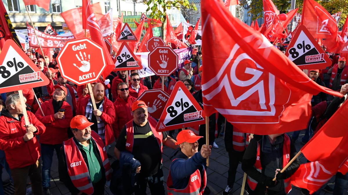 #Augsburg: 2000 Beschäftigte fordern bei Demo durch Augsburg acht Prozent mehr Lohn