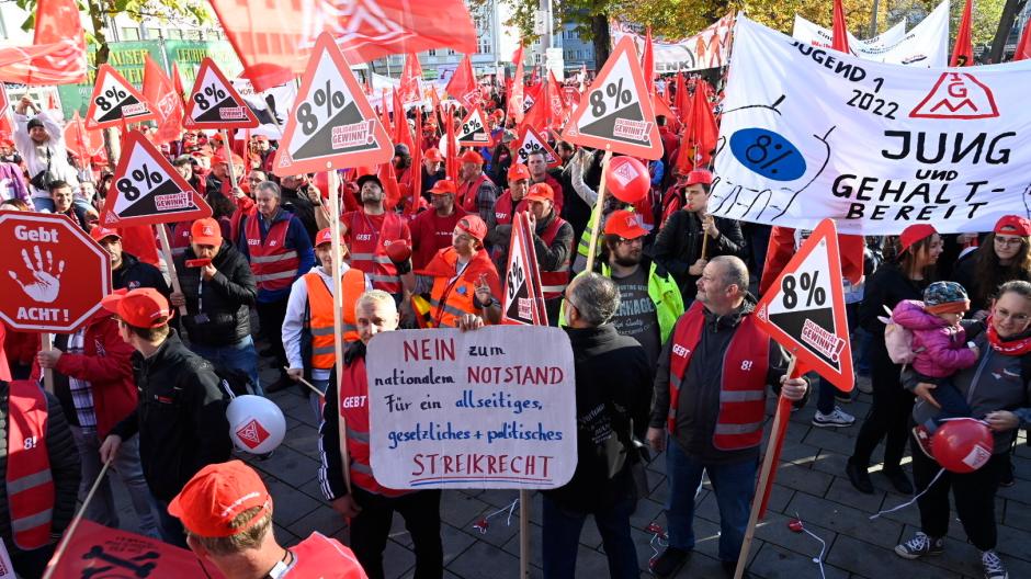 Acht Prozent mehr Lohn fordern die Demonstrierenden der IG Metall in Augsburg. Von Arbeitgeber-Seite liegt bislang noch kein Angebot vor.