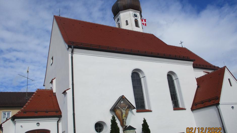 Die innen und außen sanierte Pfarrkirche St. Stephan in Wollbach.