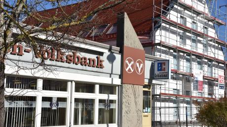 Die Raiffeisen-Volksbank verlegt jetzt ihre Filiale in Buchdorf aus dem bisherigen Gebäude (links) in das benachbarte, neu gebaute Geschäftshaus.