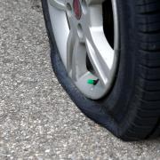 Im Buttenwiesener Gemeindeteil Vorderried wurden drei Reifen an einem Auto zerstochen. 
