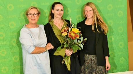 Carmen Stürmer (Mitte) ist Direktkandidatin der Unterallgäuer und Memminger Grünen für die Landtagswahl 2023. Links neben ihr steht Versammlungsleiterin Ursula Kaltner-Bayer, rechts Kreissprecherin Sandra Neubauer.