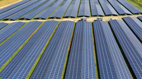 Eine vier Hektar große Photovoltaikanlage soll in Leipheim südlich der Autobahnraststätte entstehen.