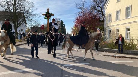 Pferde, Reiter und Gespanne ziehen am Samstag beim Leonhardiritt durch Großaitingen.
