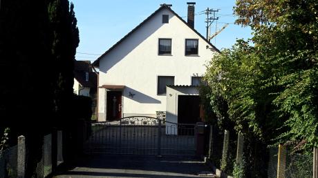 In diesem Haus in Herbertshofen kam am Freitag eine 46-jährige Frau ums Leben. Der Ehemann sitzt jetzt in Untersuchungshaft.