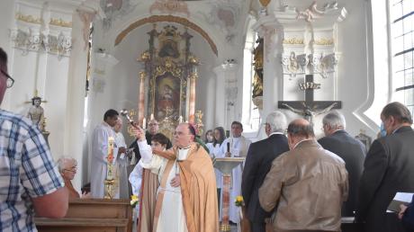 Bischof Bertram Meier segnete die renovierte Kapelle in Ay.