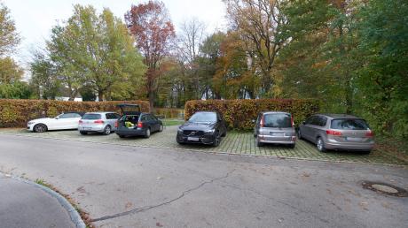 Der Parkplatz am Greifenberger Friedhof wird gerne von Dauerparkern genutzt. Darüber gab es in der Bürgerversammlung Beschwerden. 