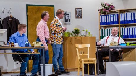 Die Hirblinger Theaterfreunde, hier eine Szene aus der Produktion 2019 mit  (von links) Daniel Swoboda, Michael Braun, Christoph Brem  und Rainald Haak,  spielen wieder.