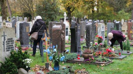 Auch auf dem Neuen Friedhof in Haunstetten besuchten an Allerheiligen die Menschen die Gräber ihrer Verstorbenen.  