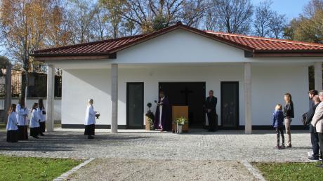 Die neue Schiltberger Aussegnungshalle erhielt von Pater Markus Szymula den kirchlichen Segen. Bürgermeister Peter Kellerer (am Rednerpult), der den Bauplan angefertigt hatte, dankte allen am Bau Beteiligten. 