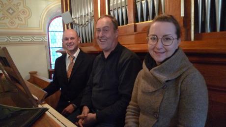 Die Verantwortlichen der beeindruckenden musikalischen Stunde in der Pfarrkirche Bachhagel: (von links) Norbert Wörle (Organisator), Anton Spengler (Organist) und Sabine Seidl (Sopran).