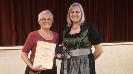Gabriele Meier, Vorsitzende des Sängerkreises Unterer Lech und Vize-Präsidentin des Chorverbandes Bayerisch-Schwaben zeichnete Marianne Lang (links) mit einer Ehrenmedaille aus.
