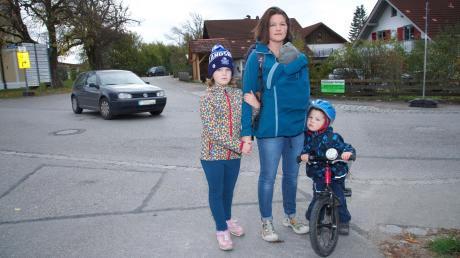 Nicole Pittrich steht mit ihren drei Kindern an einer Kreuzung in Hofstetten, die derzeit viel befahren ist. 