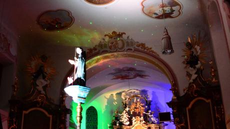 Der Altarraum der Galluskirche wurde bei einer Kirchenführung der besonderen Art in Licht, Klänge und Farben getaucht.