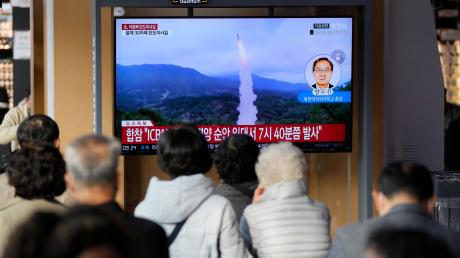 Auf einem Fernsehbildschirm im Bahnhof wird eine Nachrichtensendung mit Filmmaterial über den nordkoreanischen Raketenstart gezeigt. Nordkorea feuerte mindestens drei Raketen ab.