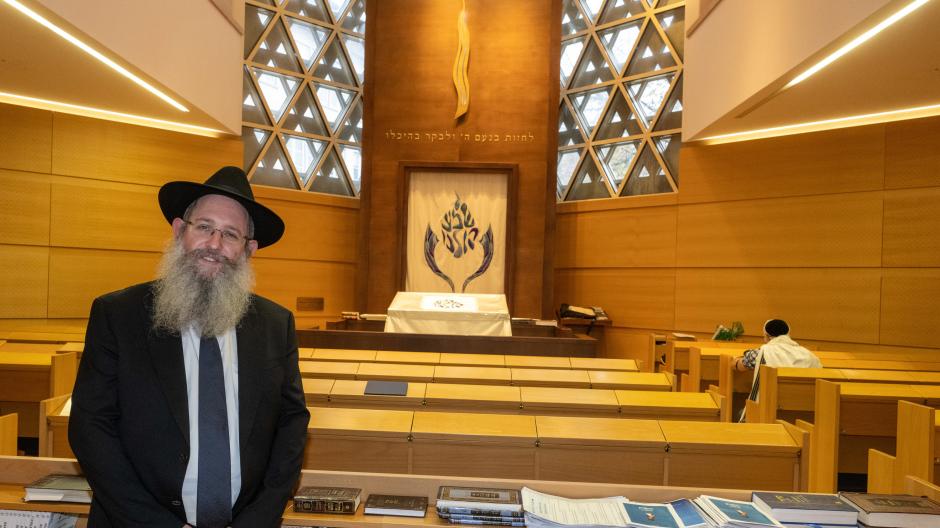 Rabbiner Shneur Trebnik steht im Gebetsraum der Ulmer Synagoge. Trebnik ist einer von zwei Polizei-Rabbinern in Baden-Württemberg. Ihre Arbeit wird fortgesetzt.