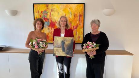 Der Markt Dießen hat den Publikumspreis von "Das kleine Format" 2022 gekauft. Im Bild von links: Preisträgerin Gitte Berner-Lietzau, Bürgermeisterin Sandra Perzul und Initiatorin und Kuratorin Annunciata Foresti.  