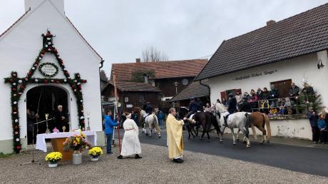 Pfarrer Josef Kirchensteiner segnet Ross und Reiter beim Leonhardiritt in Wengen. 