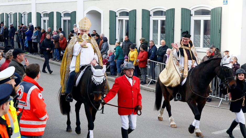 Der erste Leonhardiritt nach der Corona-Pause in Inchenhofen wird von zahlreichen Zuschauern verfolgt. Sie bewundern die Motivwagen, die das Leben des heiligen Leonhards darstellen, und prächtige Pferdegespanne.