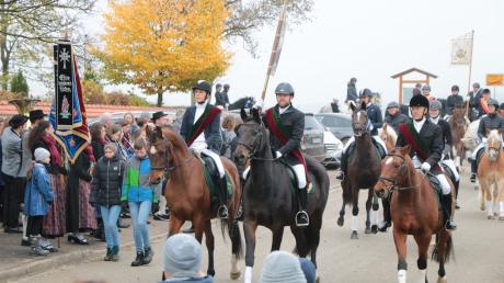 Rund 60 Reiterinnen und Reiter holten sich den Segen für ihre Pferde ab. 