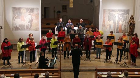 Der Kreis-Chor Iller des Iller-Roth-Günz-Sängerkreises unter der Leitung von Dirigent Markus Romes erhielt viel Applaus in der Pfaffenhofer Pfarrkirche. 