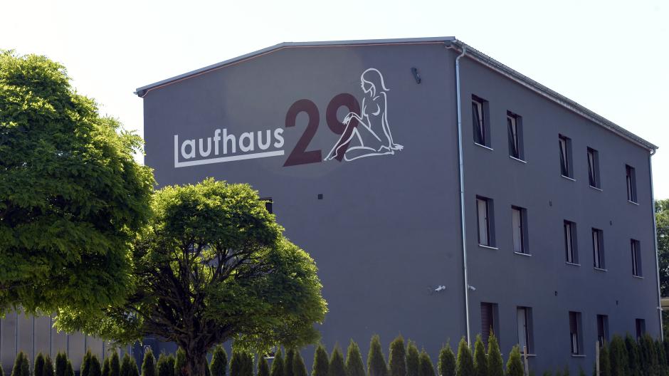 Das Laufhaus 29 in Augsburg-Lechhausen stand im Fokus der Staatsanwaltschaft, die Anklage gegen drei Verantwortliche erhoben hatte. Nun allerdings gibt es überraschende Entwicklungen.
