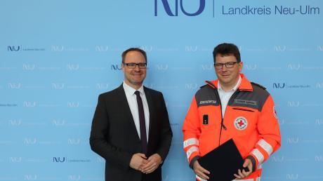 Landrat Thorsten Freudenberger (links) überreicht dem neuen Örtlichen Einsatzleiter Florian Schaich die Ernennungsurkunde.