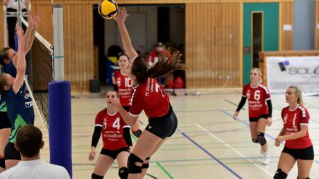 Die Volleyballerinnen des FC Kleinaitingen (am Ball Anni Salesch) sind Tabellenführer in der Regionalliga.