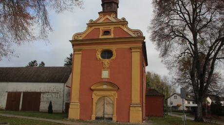 Die Schlosskapelle am nördlichen Ortsrand hat die Gemeinde Otting dieses Jahr zum symbolischen Preis von einem Euro von der Diözese Eichstätt gekauft. Das Kirchlein aus dem Jahr 1704 ist dringend sanierungsbedürftig.