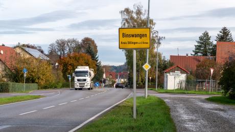 Oft reicht die Verkehrsinsel am Binswanger Ortseingang nicht, die Autofahrer fahren trotzdem zu schnell durchs Dorf. Der Gemeinderat will sein Möglichstes tun, um die Sicherheit im Ort zu erhöhen.