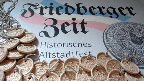 Diese Siegel verschaffen Zugang zum Altstadtfest. Künftig müssen Besucher ohne historisches Gewand mehr dafür zahlen. 