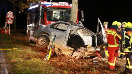 Tödliche Verletzungen hat der 27-jährige Fahrer erlitten, der mit diesem Wagen am Mittwochnachmittag zwischen Affing und Haunswies nach einem Überholmanöver gegen einen Baum geprallt ist.