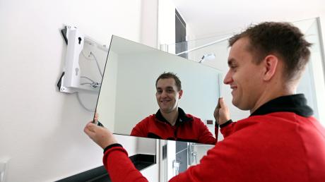 Dieser Spiegel ist eine Heizung: Markus Rössler im Bad der Musterwohnung des Autarkiehauses.