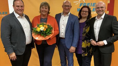 Die Freien Wähler nominierten einstimmig Anton Rittel (Mitte) für den Landtag und Melanie Schappin (Zweite von links) für den Bezirkstag.