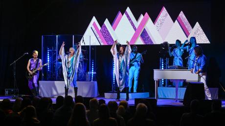 "ABBA – The Tribute Concert" im Sportzentrum vor magerer Kulisse.
