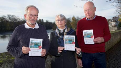 Die Sprecher der Bürgerinitiative "Rettet den Schlossberg": (von links) Axel Flörke, Sigrid Knollmüller und Berthold Lesch mit den neuen Flyern, die bald verteilt werden sollen.
