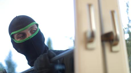 Durch ein Küchenfenster sind Einbrecher in ein Einfamilienhaus in Boos eingedrungen.