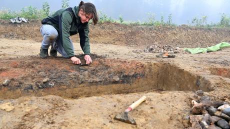 Auf einem Gelände am nördlichen Ortsrand von Echlishausen (Gemeinde Bibertal) finden archäologische Ausgrabungen statt. 