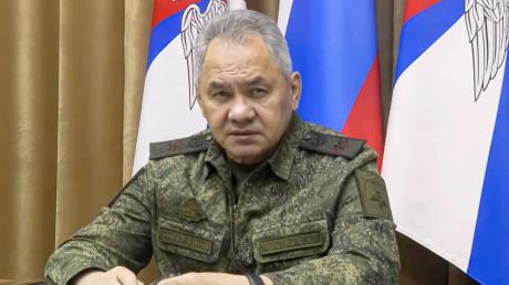 Russlands Verteidigungsminister Sergej Schoigu hat bei einem Treffen mit General Surowikin den Rückzug aus Cherson öffentlich bekannt gemacht.