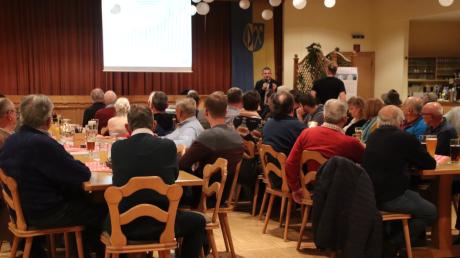 Rund 100 Bürger fanden den Weg zur Bürgerversammlung ins Ramminger Gasthaus Stern. Neben Bürgermeister Anton Schwele gab auch VG-Kämmerer Christian Schöffel (stehend) Einblick in die Geschicke der Gemeinde.