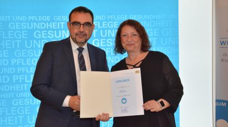 Brigitte Welter erhielt für ihr Engagement bei Mamazone von Staatsminister Klaus Holetschek die Auszeichnung "Weißer Engel".