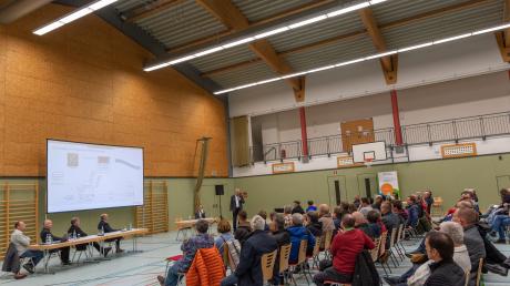 Die Referenten Christian Arlt und Helmut Kaumeier (von rechts) erläuterten den zahlreichen Besuchern, wie das mit der Fernwärme in Bissingen funktionieren soll. 