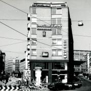 Um 1980 deutet die Werbung an dem riesigen Gebäude auf eine Vielfachnutzung.