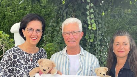 Barbara und Regina Hintermair vom gleichnamigen Modehaus in Ried übergeben eine Spende im Wert von 500 Euro an Ralph Wendling, den Vorsitzender des Vereins Kleine Patienten in Not.